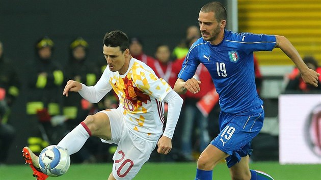 SP̊N VETERN. tonk Aritz Aduriz se v ptaticeti letech vrtil do panlsk reprezentace a hned glem zadil remzu s Itli. Na snmu si zpracovv m ped Bonuccim.