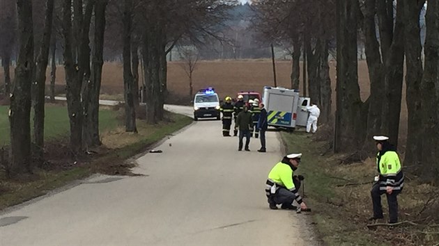 Policist ohledvaj msto, kde idi dodvky pravdpodobn havaroval.