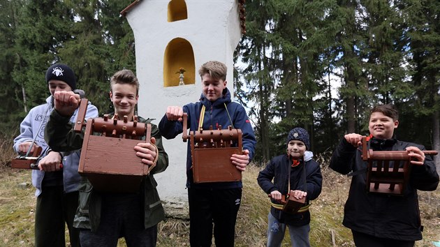 V obci abina se o Velikonocch schzej mstn kolci a ohlauj as ehtakami.