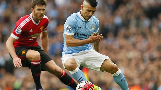 Sergio Agero a Michael Carrick bhem manchesterskho derby mezi City a United.