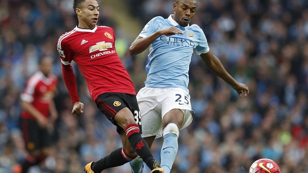 Fernandinho se marn pokusil zastavit pihrvku Jesseho Lingarda bhem utkn Manchesteru City s Manchesterem United.