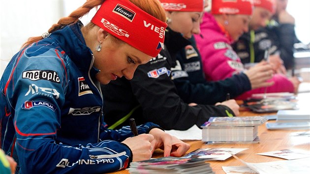 Gabriela Soukalová spolu s kolegy z biatlonové reprezentace při autogramiádě v rodném Jablonci nad Nisou.