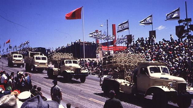 Izraelci ukořistili Egypťanům ve válce roku 1967 mnoho kusů vojenské techniky, kterou potom sami používali. Na fotografii z vojenské přehlídky vidíme 240 mm raketomety BM-24 sovětské výroby a 130 mm raketomety M-51 československé výroby.