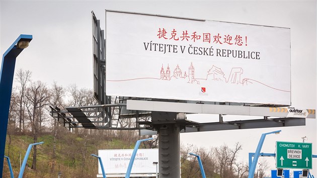 Billboard Vtejte v esk republice na poest sttn nvtvy nskho prezidenta (23. bezna 2016).