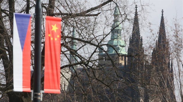 Vlajky kopírují cestu, kterou pojede delegace s čínským prezidentem z letiště na Pražský hrad (23. března 2016).