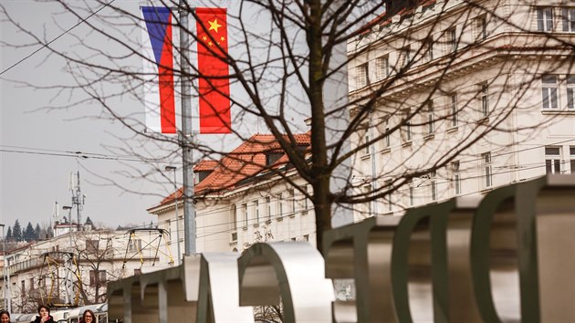 Před návštěvou čínského prezidenta Si Ťin-pchinga v Praze byly vyvěšené české a čínské vlajky okolo Pražského hradu (23. března 2016).
