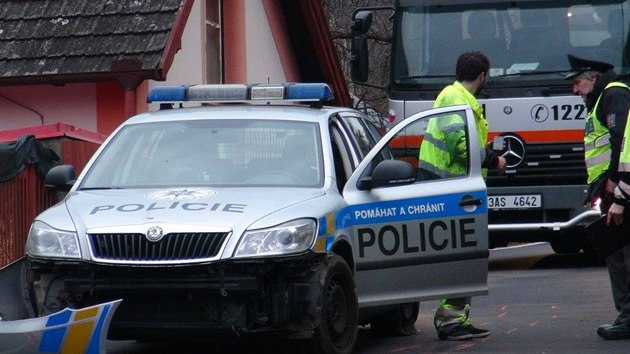 Non honika policie s ervenm peugeotem skonila ve Venorech. 24let idi tam naboural policejn vz (25. bezna 2016).