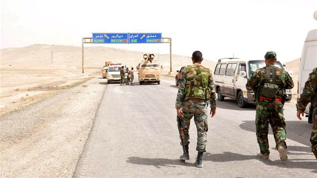 Pjezdov cesta, po kter postupuj vojci prezidenta Bara Asada do Palmry (25. bezna 2016).