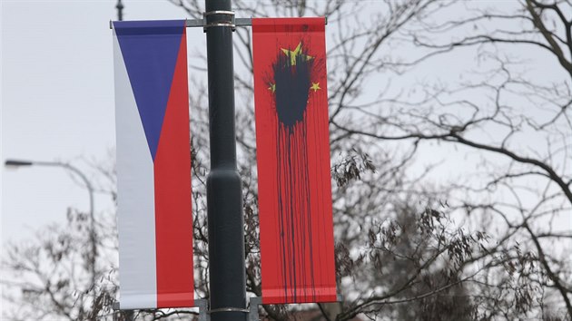 Neznm pachatel potsnil tmavou barvou destky nskch vlajek, kter jsou po Praze rozmstny v souvislosti s nvtvou nskho prezidenta (26. bezna 2016).