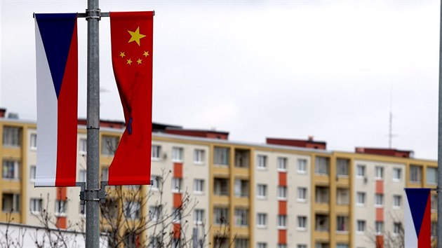 Nezn�m� pachatel pot��snil tmavou barvou des�tky ��nsk�ch vlajek, kter� jsou po Praze rozm�st�ny v souvislosti s n�v�t�vou ��nsk�ho prezidenta (26. b�ezna 2016).