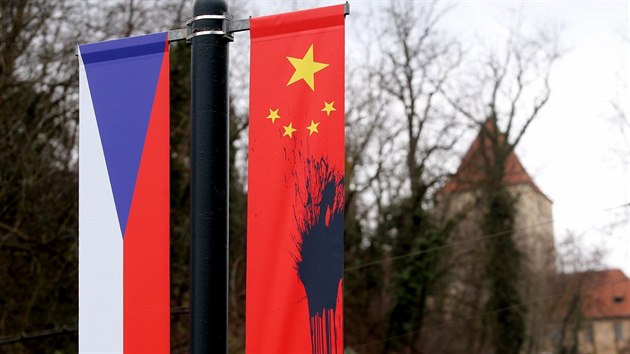 Neznámý pachatel potřísnil tmavou barvou desítky čínských vlajek, které jsou po Praze rozmístěny v souvislosti s návštěvou čínského prezidenta (26. března 2016).