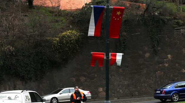 Neznámý pachatel potřísnil tmavou barvou desítky čínských vlajek, které jsou po Praze rozmístěny v souvislosti s návštěvou čínského prezidenta (26. března 2016).