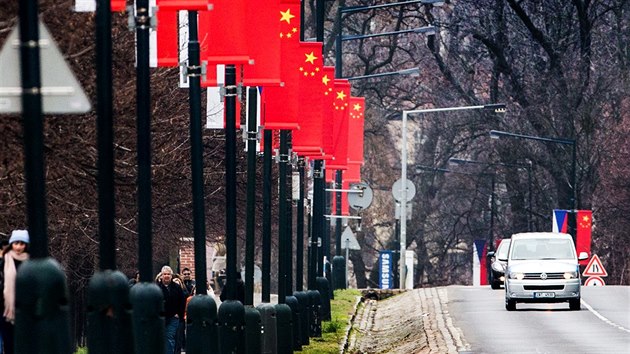 Na počest prezidenta Si Ťin-pchinga byly v Praze vyvěšeny čínské vlajky (25. března 2016).