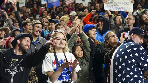 Pznivci Bernieho Sanderse poslouchaj svho favorita bhem shromdn v Seattlu ve Washingtonu (25. bezna 2016).