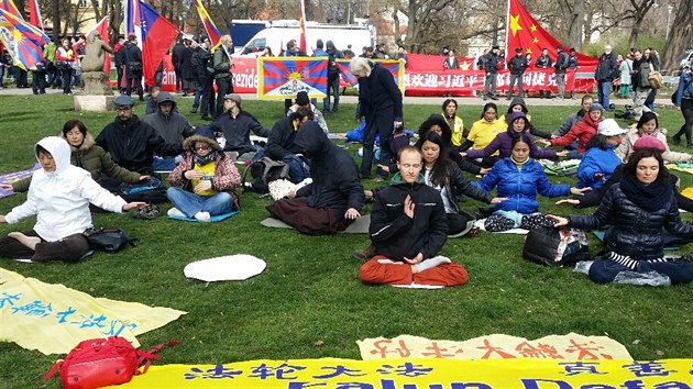 Demonstrace na podporu Tibetu v den návtvy ínského prezidenta v esku (29....