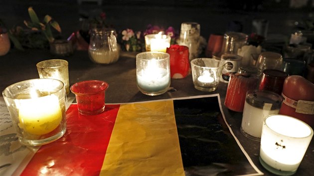 Svíky kolem belgické vlajky umístné na námstí Republiky v Paíi (22. bezen...