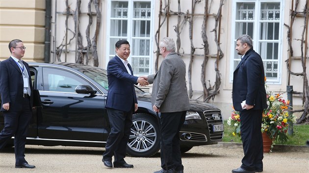 Miloš Zeman vítá čínského prezidenta v Lánech (28. březen 2016)
