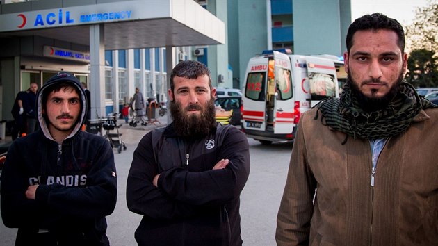 Tři členové brigády Suqour al-Sham před tureckou nemocnicí, kam odvezli zraněného druha.