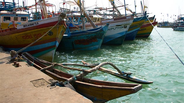 Kromě běžných rybářských lodí vidíme v přístavech i tradiční katamarány.