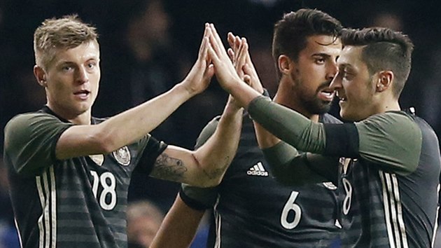 Nmet fotbalist oslavuj vstelen gl v ptelskm utkn proti Anglii, trefil se Toni Kroos (vlevo).