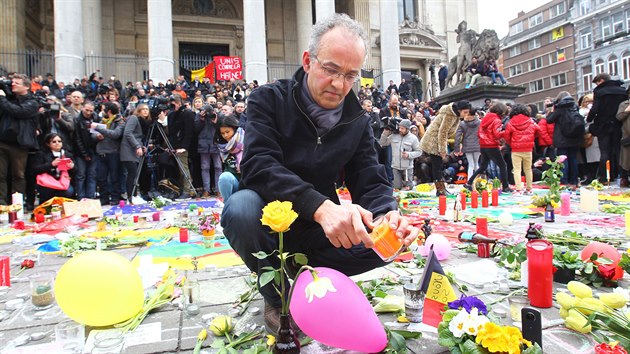 U pietnho msta na nmst Place de la Burse v centru Bruselu se sely stovky lid. (23. bezna 2016)