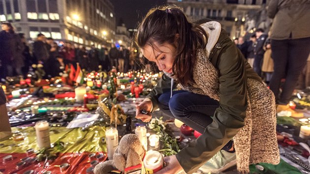 Veern pietn shromdn na bruselskm nmst Place de la Bourse (23. bezna 2016)