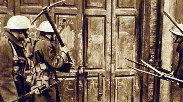 Britt vojci se dobvaj do budovy rebel bhem takzvanho Velikononho povstn v Irsku (1916)