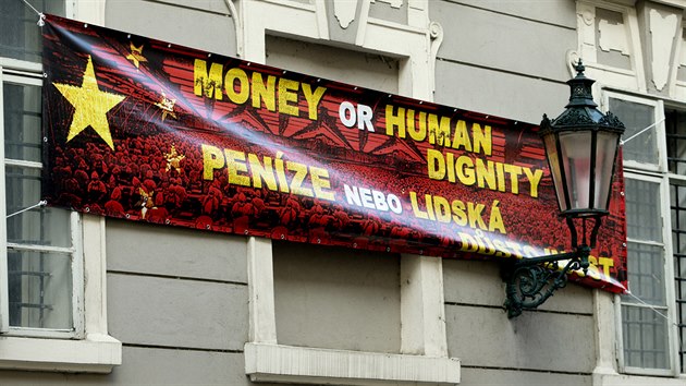 Transparent na podporu lidskch prv na budov ve Snmovn ulici v Praze jeko protest proti sttn nvtv nskho prezidenta Si in-pchinga. (29. bezna 2016)