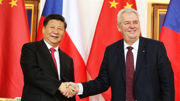 Si Ťin-pching a Miloš Zeman na Pražském hradě podepsali smlouvu o strategické spolupráci mezi Českem a Čínou. (29. března 2016)