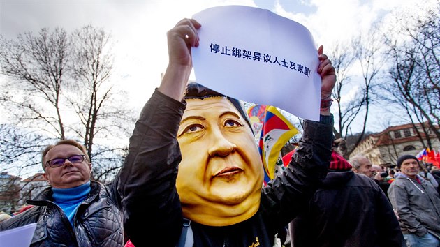 Demonstrace proti pompézní formě státní návštěvy čínského prezidenta Si Ťin-pchinga na pražské Kampě. (29. března 2016)