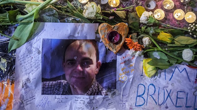 Minuta ticha a shromdn na bruselskm Place de la Bourse (24. bezna 2016)