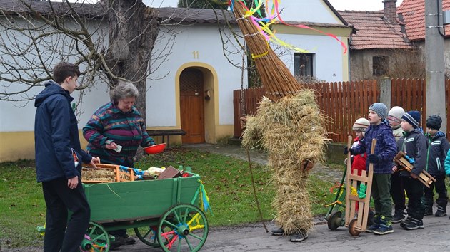 Ve Stradouni na Vysokomýtsku přetrval velikonoční zvyk vodění Jidáše (26. března 2016).