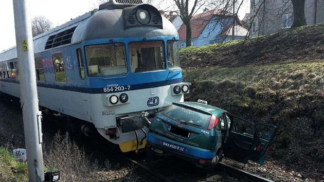 V centru Třebíče se srazil vlak s autem (28. března 2016)