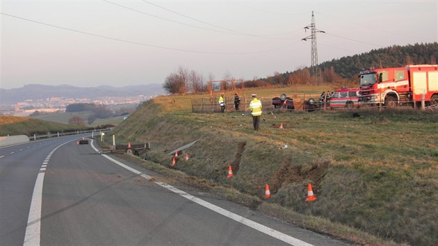 Na silničním tahu mezi Prahou a Českými Budějovicemi nedaleko Písku vylétl ze silnice vůz s přívěsným vozíkem (20. března 2016).