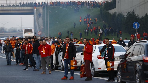 Fanouci Galatasaraye ekaj u Trk Telecom Areny, odkud byli evakuovni (20. bezna 2016).