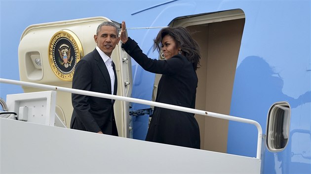 Americk prezident Barack Obama a prvn dma Michelle Obama nastupuj do leteckho specilu Air Force One, kterm zamili na historickou nvtvu Kuby (20. bezna 2016).