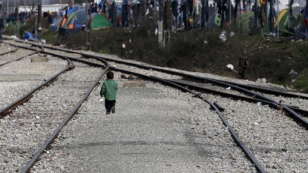 Mezi benci, kte zstali na ecko-makedonskch hranicch v Idomeni, je velk st dt (21. bezna 2016).