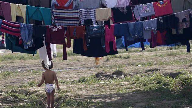 Benci na ecko-makedonskch hranicch v Idomeni po lijcch z pedelch dn vyuili lepho poas a su obleen (21. bezna 2016).