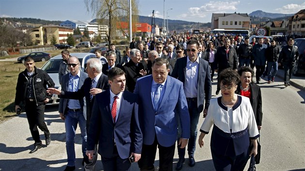 Oteven koleje v Pale se astnili stovky lid (20. bezna 2016).