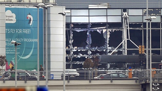 Rozbitá okna po explozi na bruselském letiti Zaventem (22. bezna 2016).