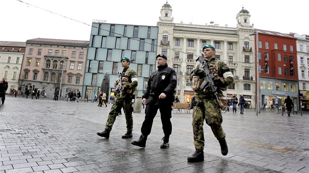 Vojáci s policií hlídkují v Brně (23. března 2016).