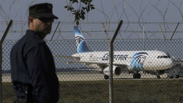 Unesen letadlo EgyptAir na letiti v Larnace (29. bezna 2016).