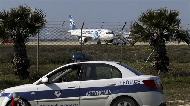 Unesen letadlo EgyptAir na letiti v Larnace (29. bezna 2016).