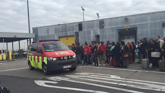 Situace na bruselskm letiti Zaventem krtce po prvnm vbuchu. (22. bezna 2016)