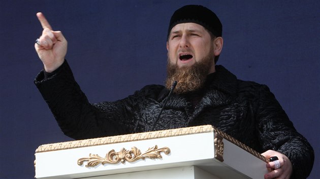 eensk vdce Ramzan Kadyrov na oslavch 13. vro pijet nov eensk stavy. (23. bezna 2016)