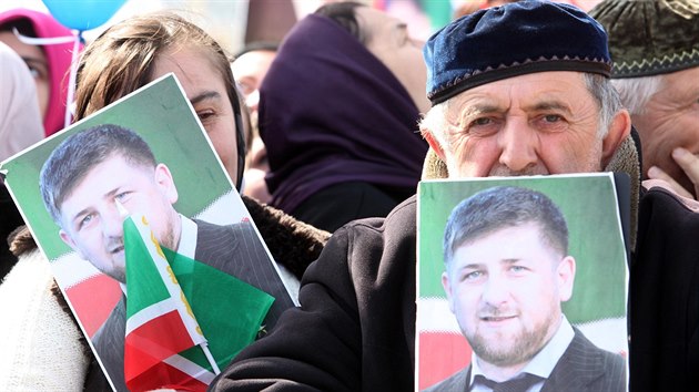 eenci na oslavch 13. vro pijet nov stavy dr portrty svho vdce Ramzana Kadyrova. (23. bezna 2016)