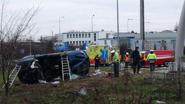 V ulici 5. kvtna havarovalo BMW. (26. bezna 2016)