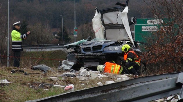 V ulici 5. kvtna havarovalo BMW. (26. bezna 2016)