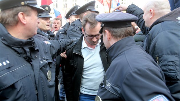 Adama B. Bartoše zadržela policie na demonstraci proti islamizaci, která proběhla na Václavském náměstí. (26. března 2016)