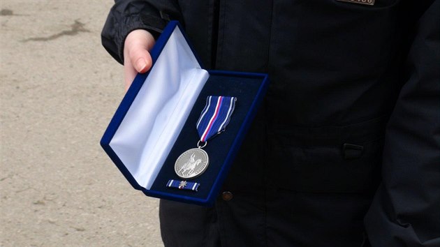 Policist za zchranu ronho chlapce dostali medaili za projeven statenosti pi zchran ivota. (27. bezna 2016)